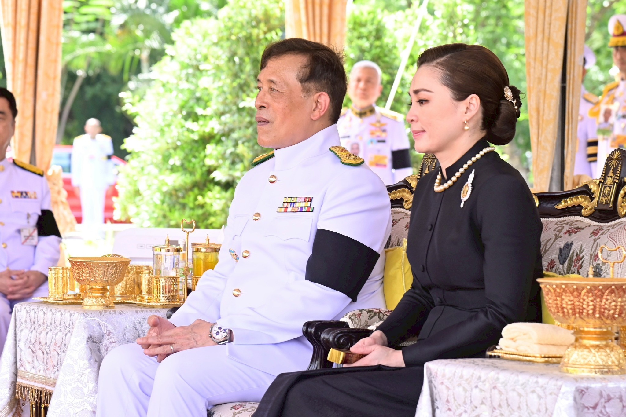 title - ปลัดเกษตรฯ ผู้ทำหน้าที่พระยาแรกนา พร้อมด้วยเทพีคู่หาบทอง และเทพีคู่หาบเงิน ประกอบพิธีหว่านเมล็ดพันธุ์ข้าวในแปลงนาทดลอง